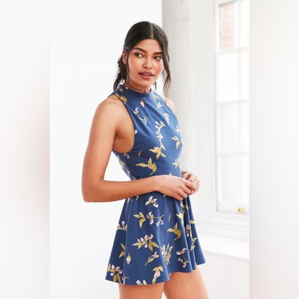 Kimchi Blue Rebecca Floral Open Back Halter Mock Neck Romper S - Navy Blue